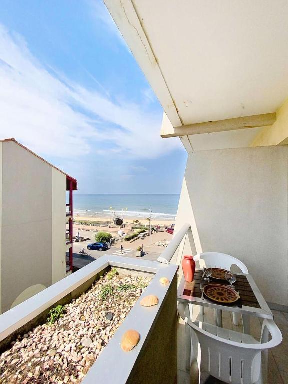 d'un balcon avec barbecue et vue sur la plage. dans l'établissement Résidence Casino - Studio 2 personnes proche plages à Lacanau Océan MAE-0411, à Lacanau