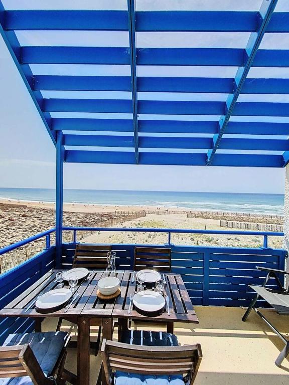 - une table de pique-nique sur la plage avec vue sur la plage dans l'établissement Résidence Bleu Marine - Appartement vue mer 4 personnes, résidence avec piscine, Lacanau Océan MAE-0461, à Lacanau