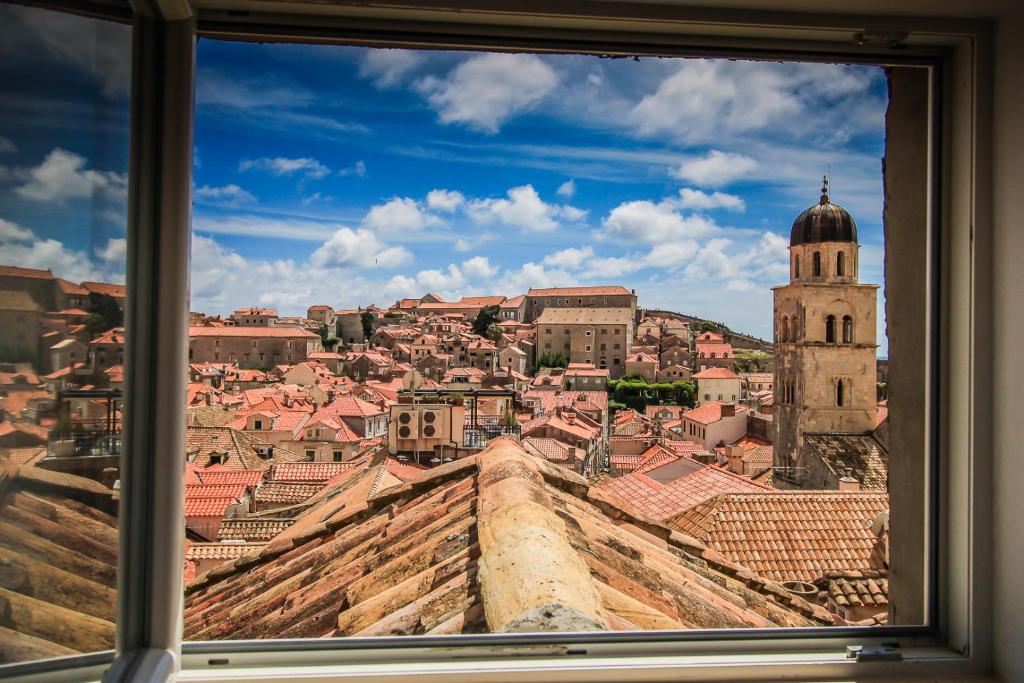 una ventana con vistas a la ciudad en Apartments St. Michel, en Dubrovnik