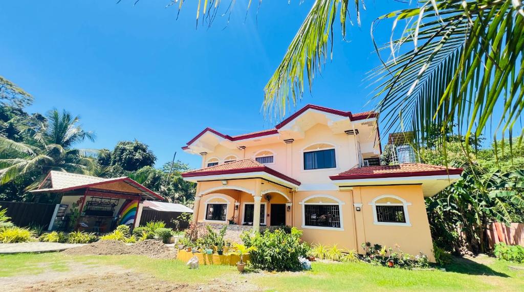 Κήπος έξω από το Chateau La Princesa rooms with cozy garden, billiard table & bar