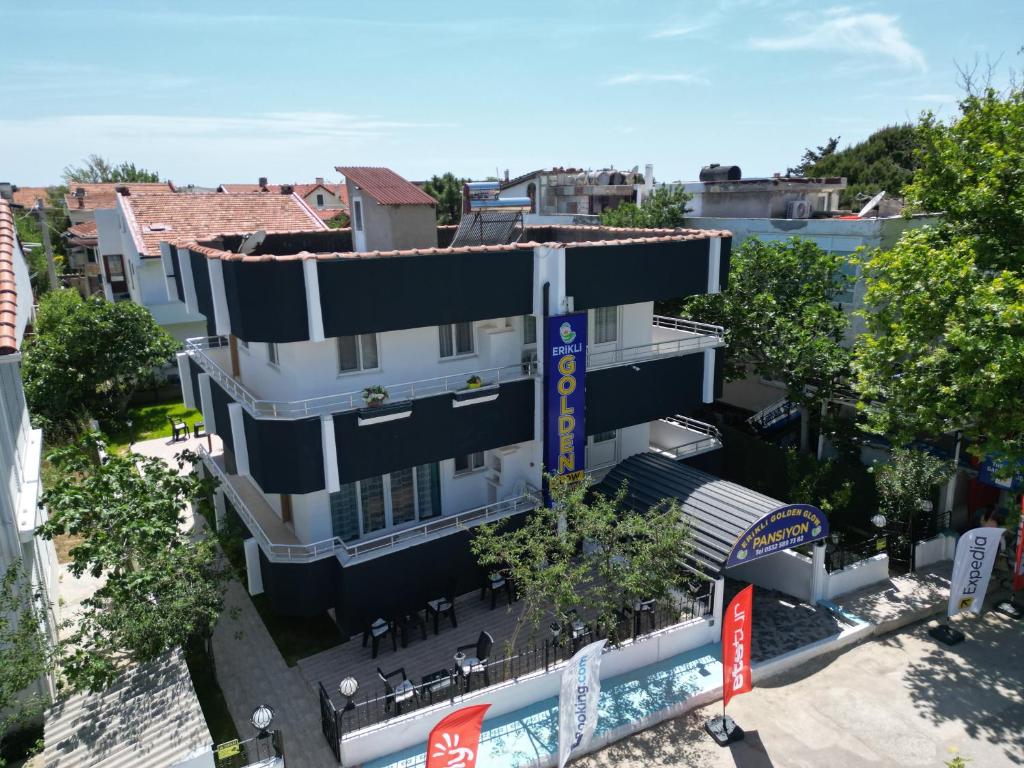 an overhead view of a building with a pool at Erikli Golden Glow P Hotel in Eskiömerler