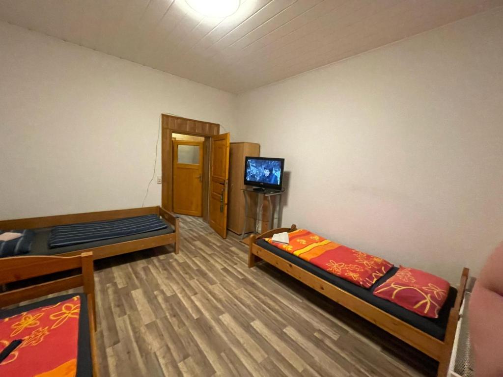 Habitación con 2 camas y TV. en Eschweiler accommodation, en Eschweiler
