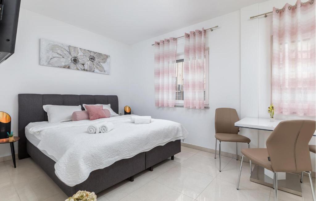Awesome Apartment In Pula With Wifi
