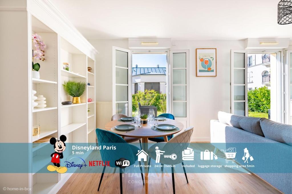 un salon avec une table et un canapé dans l'établissement Le Moorea, 4 people 5 min to Disneyland Paris, à Serris