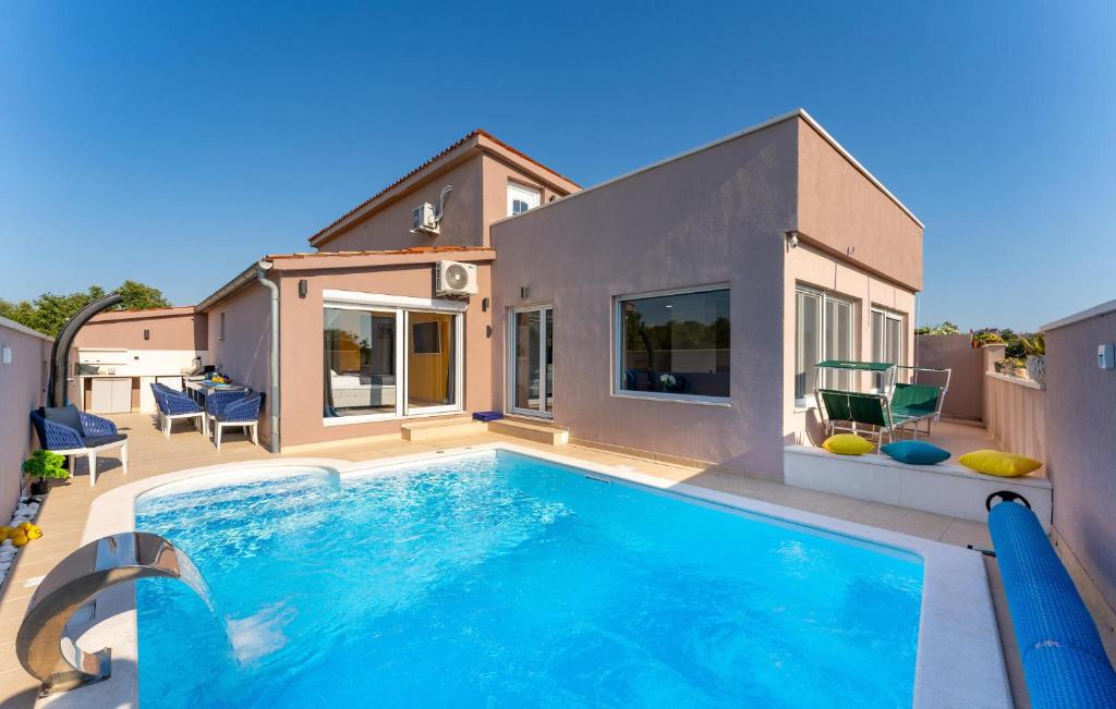 Πισίνα στο ή κοντά στο Lovely Home In Peroj With Sauna