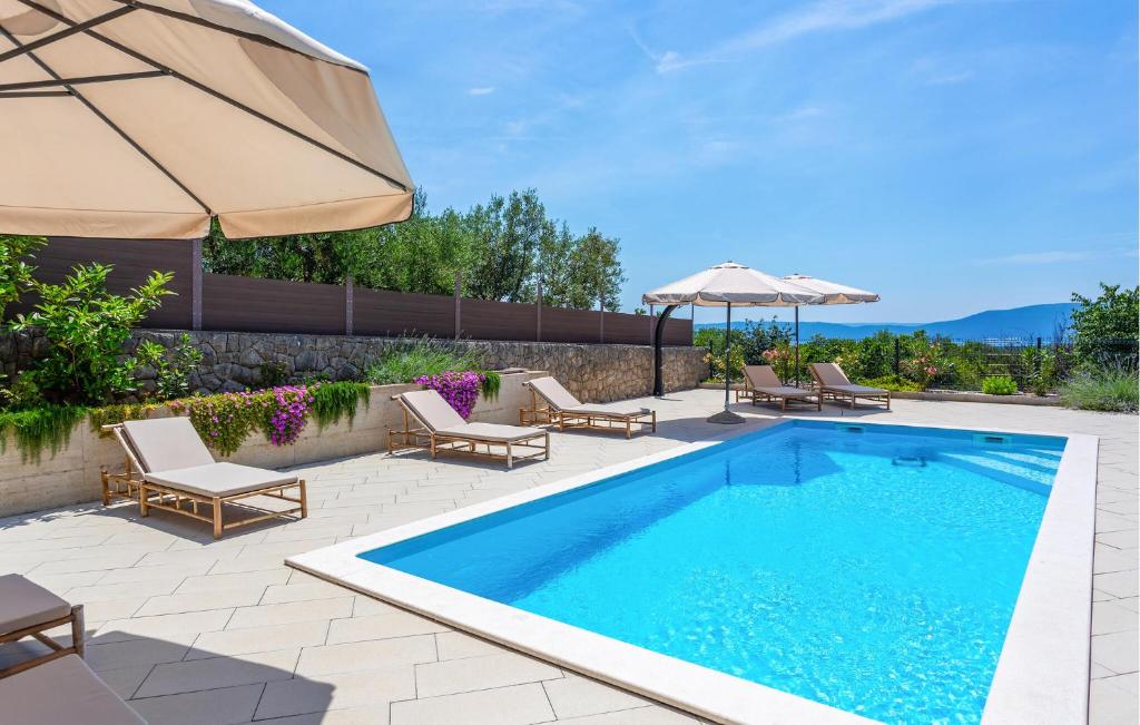 Bazén v ubytování Awesome Home In Bajcici With Wifi nebo v jeho okolí