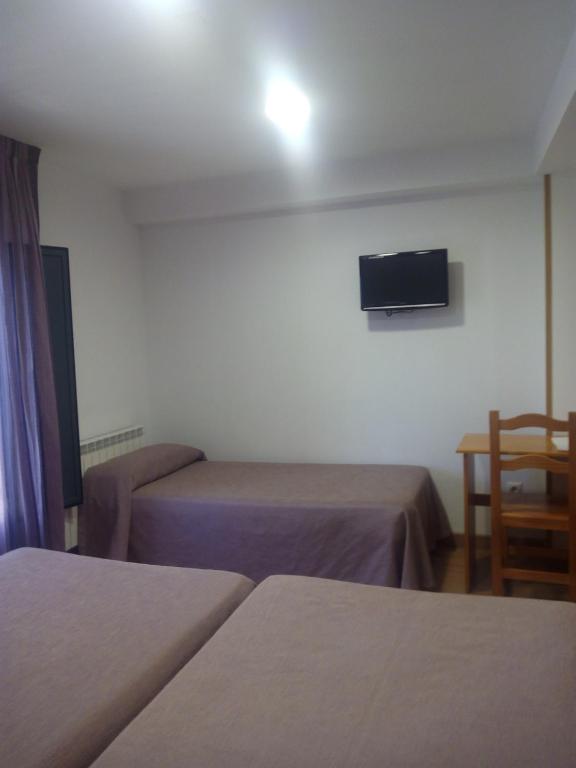 Postel nebo postele na pokoji v ubytování Hostal Plaza Mayor de Almazán