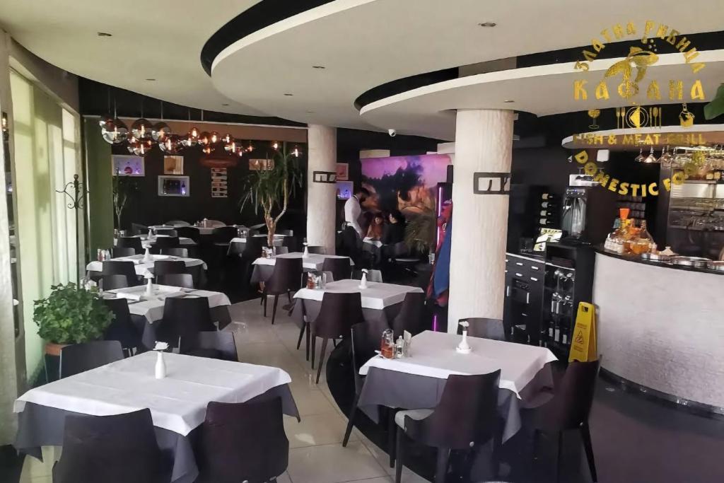 Restaurace v ubytování Kafana Zlatna Ribica