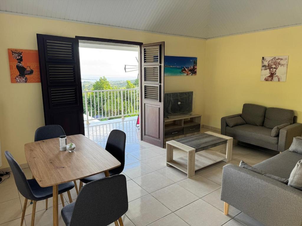 TV a/nebo společenská místnost v ubytování Maison typique au calme avec vue