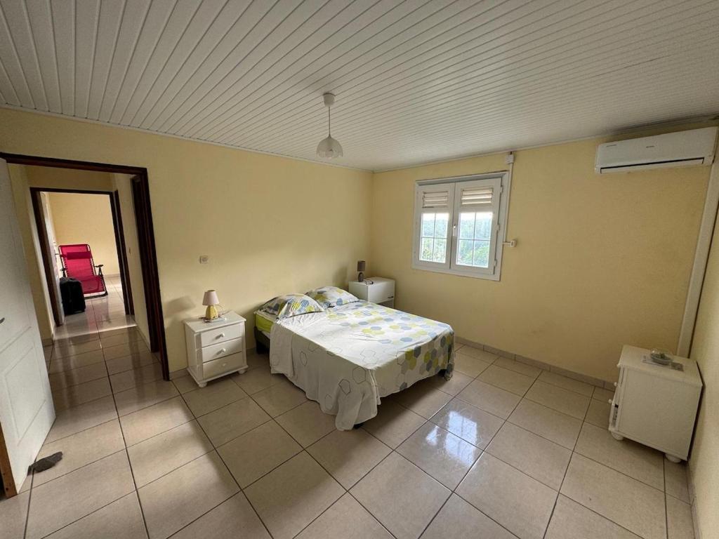 Postel nebo postele na pokoji v ubytování Maison typique au calme avec vue