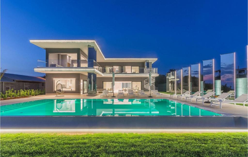 une grande maison avec une piscine devant dans l'établissement Villa Gabrijela Kastelir, à Kaštelir