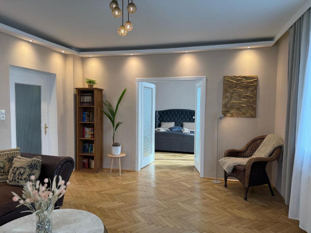 Hotel Bright apartment with parking near Schönbrunn, a living room with a couch and a bed at Bright apartment with parking near Schönbrunn in Vienna