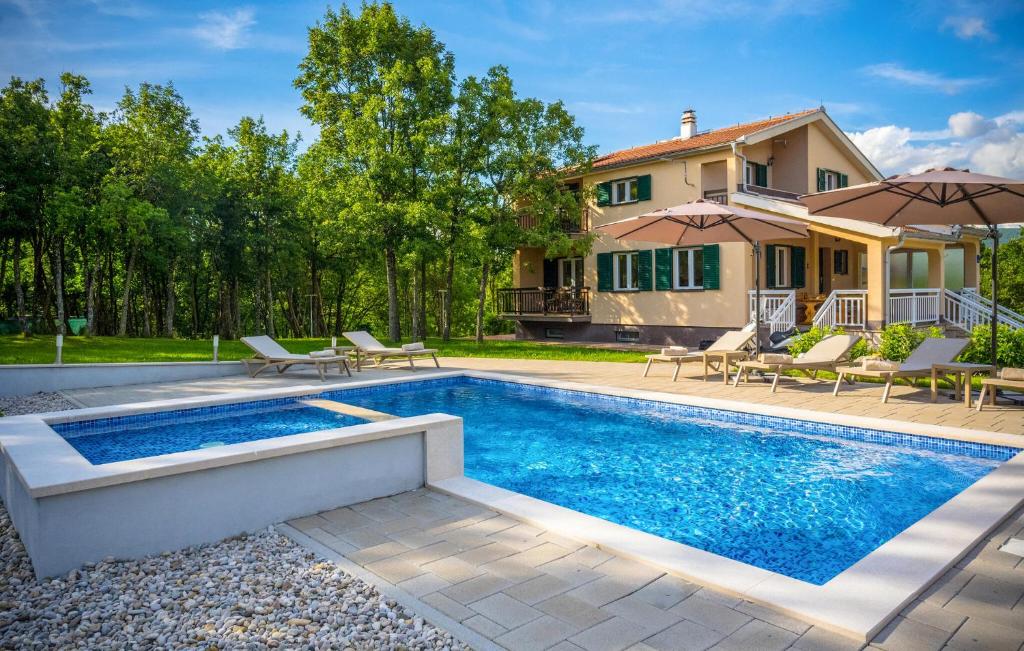 Bazén v ubytování Cozy Home In Gornji Vinjani With Wi-Fi nebo v jeho okolí