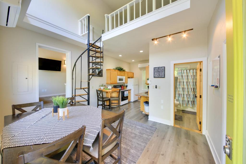 uma sala de jantar e sala de estar com mesa e cadeiras em 17 Mi to Schweitzer Mtn All-Season Retreat! em Sagle