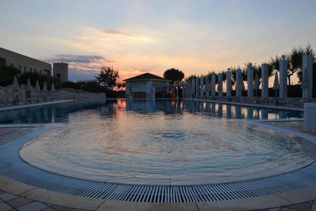 Bazén v ubytování Hotel Scoglio Degli Achei nebo v jeho okolí