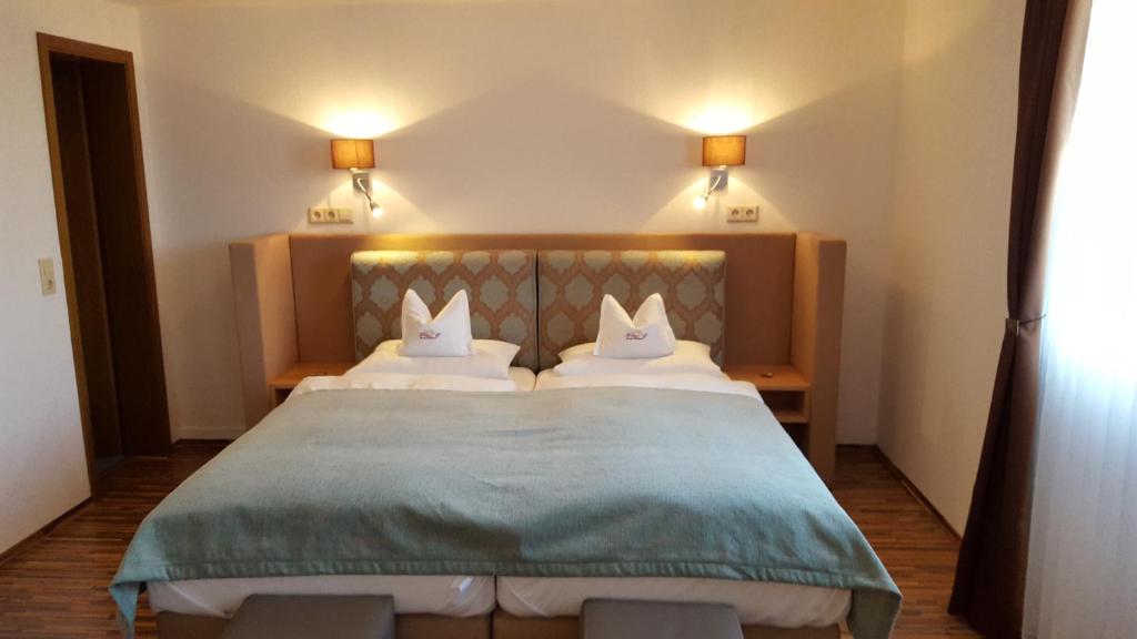 Ένα ή περισσότερα κρεβάτια σε δωμάτιο στο Gasthaus zum Hirschen