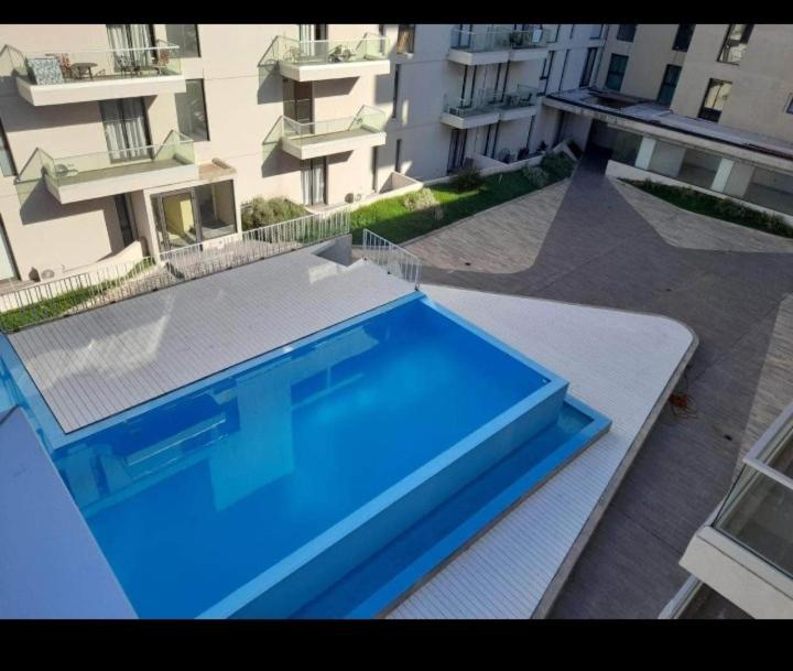 - une grande piscine bleue au-dessus d'un bâtiment dans l'établissement Sam Lake 3, à Villa Carlos Paz