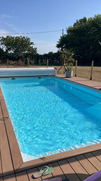 une grande piscine avec de l'eau bleue dans l'établissement Chambres 9min circuit du mans, à Voivres-lès-le-Mans
