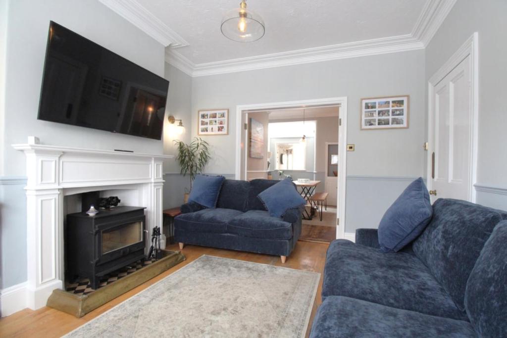 Χώρος καθιστικού στο Stylish Modern Victorian Townhouse By the Sea