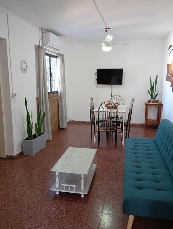 una sala de estar con un sofá y una mesa en Sarratea 1427, en Santiago del Estero