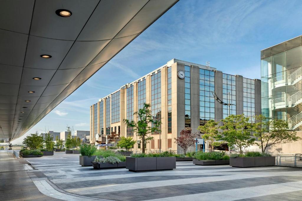 Un gran edificio con un reloj en el costado. en Sheraton Brussels Airport Hotel, en Zaventem