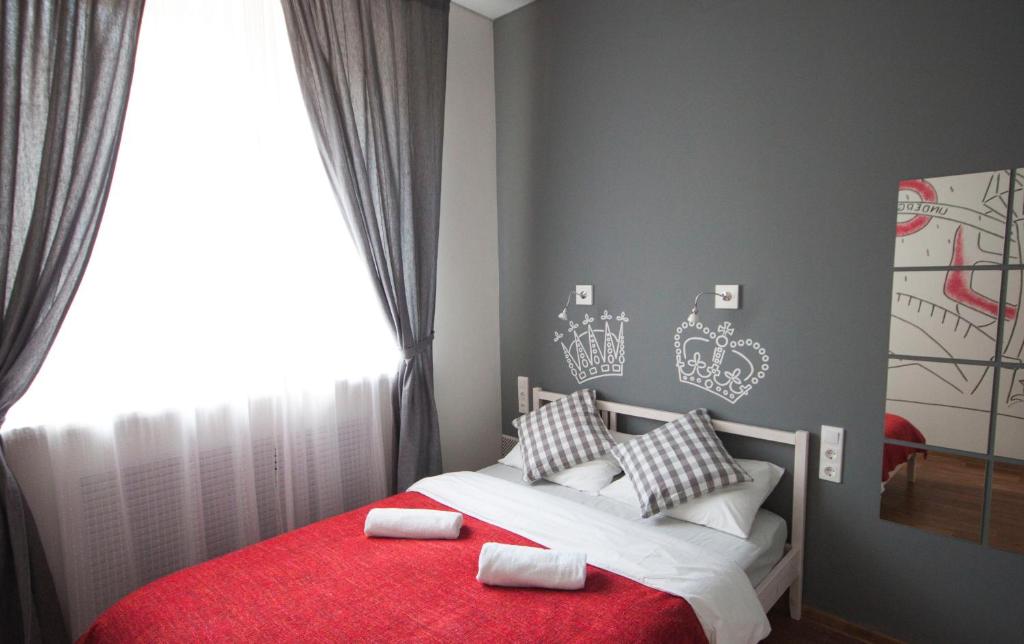 سرير أو أسرّة في غرفة في Geography Hostel Kazan