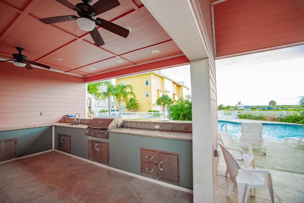 Gallery image of Marina Del Bell - ELEVATOR! Boat Slip for Rent! in Mustang Beach