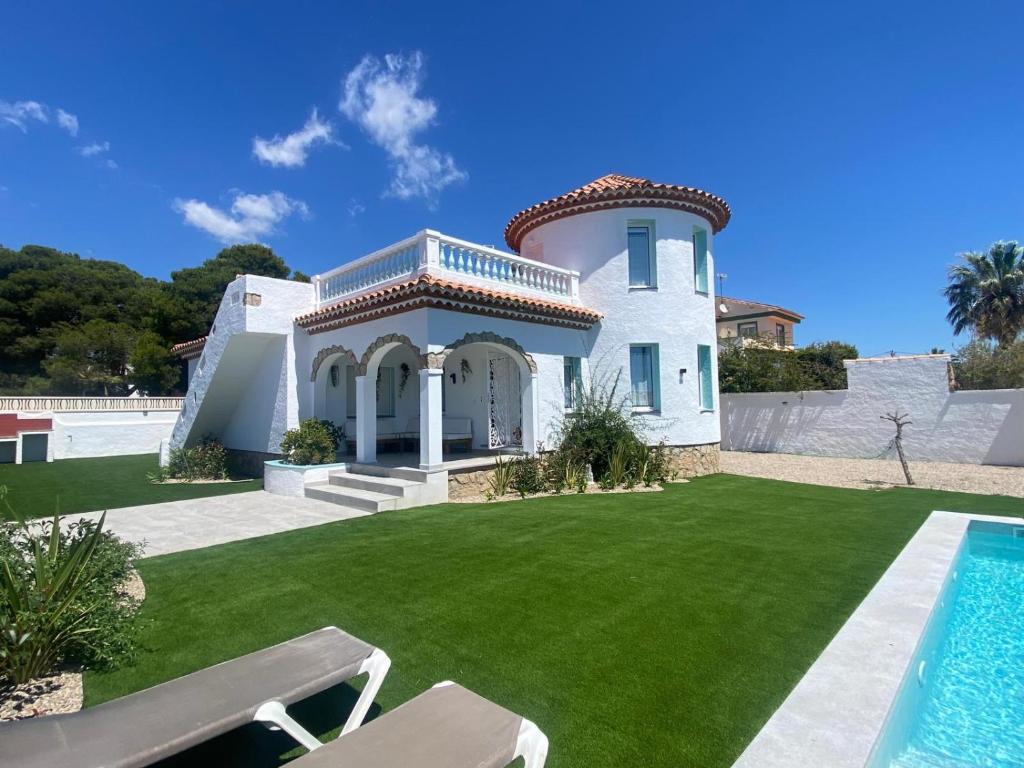 a villa with a swimming pool and a house at Villa Paymu in Miami Platja