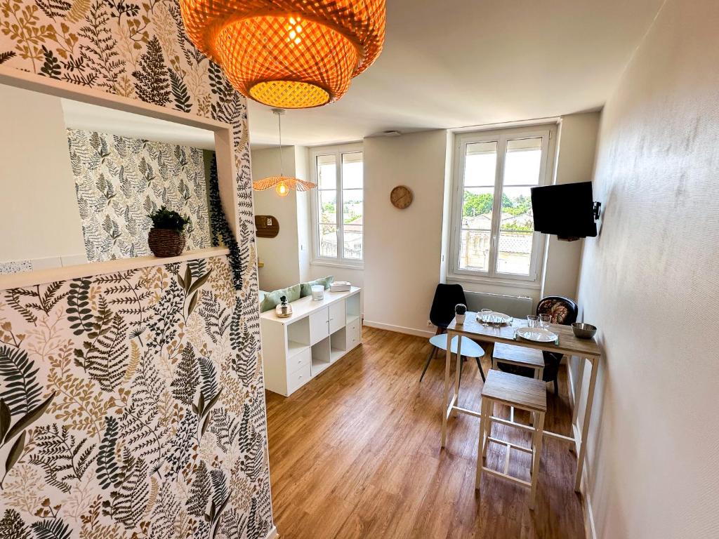 un soggiorno con tavolo e sala da pranzo di Studio COSY avec Baignoire et Netflix Idéal couple a Pauillac