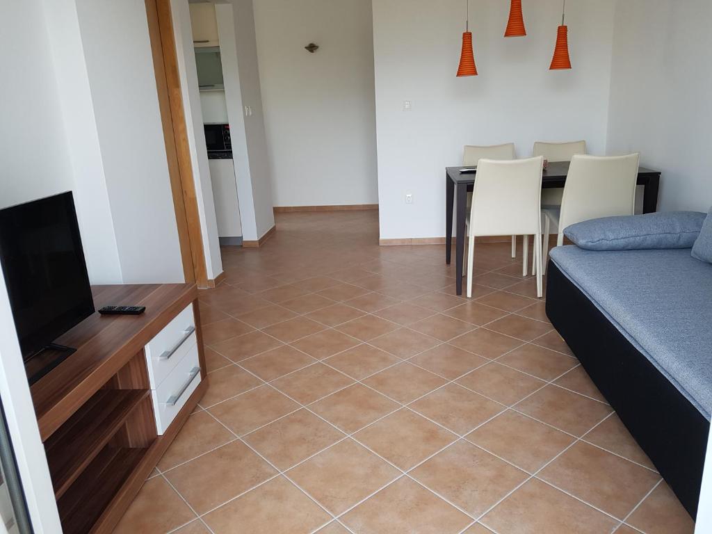 Televízia a/alebo spoločenská miestnosť v ubytovaní Apartments Villa Maslinica