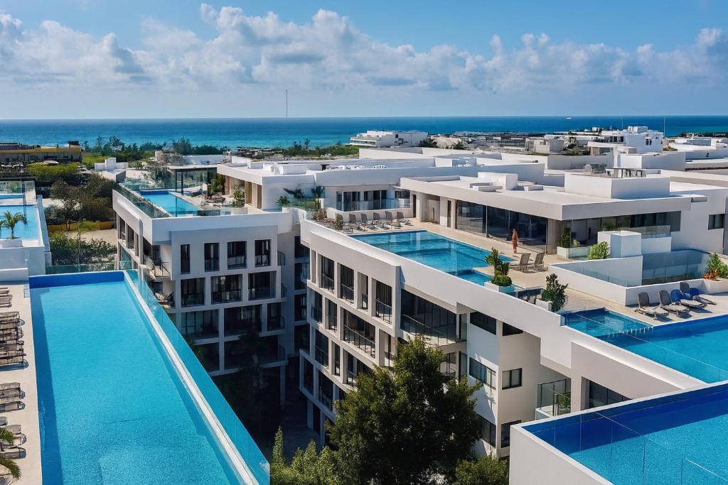 an aerial view of a building with a swimming pool at Ipana Luxury Suites By Caribe Rentas in Playa del Carmen