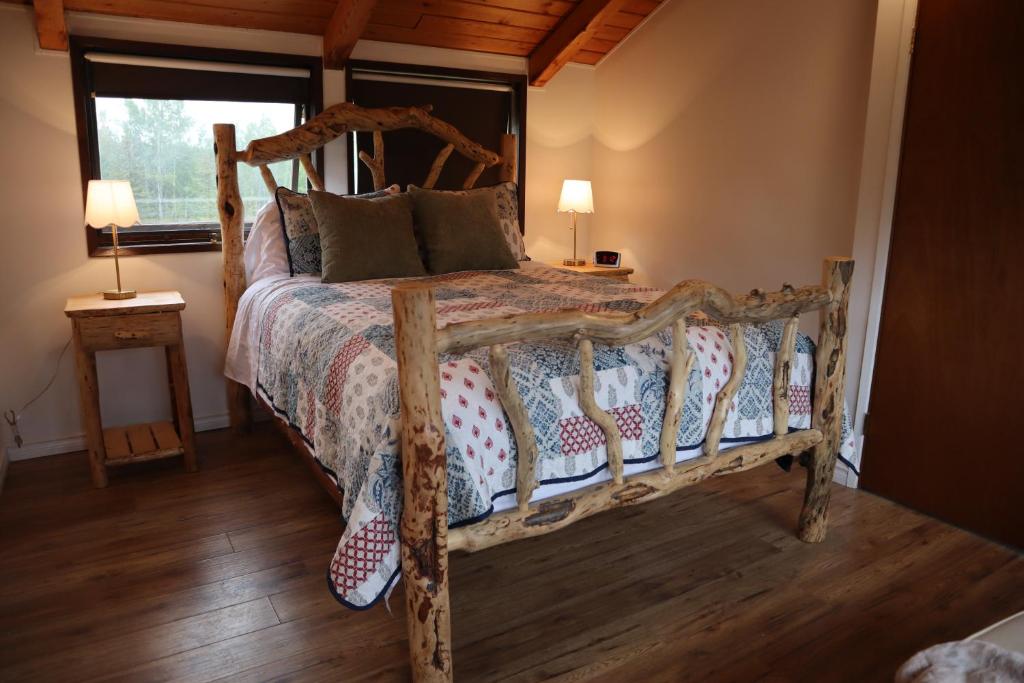 Postel nebo postele na pokoji v ubytování Taylor Lake Resort BC