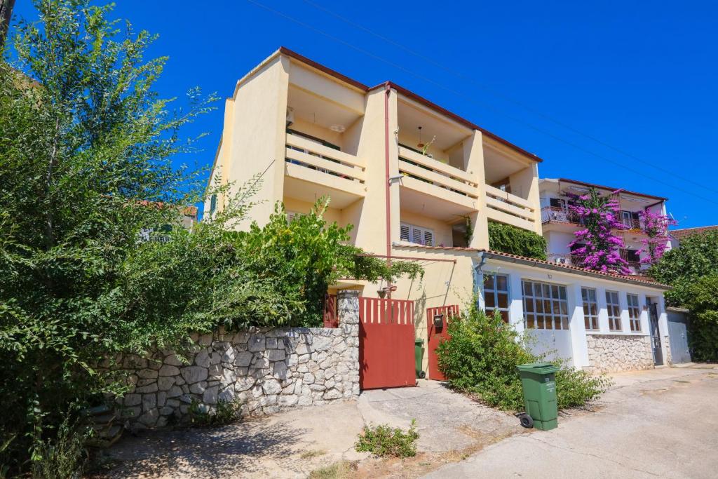 Apartments with parking space Sibenik - 24719
