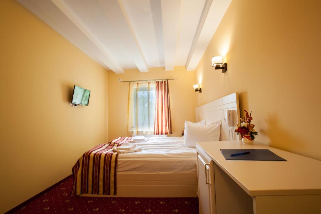 Postel nebo postele na pokoji v ubytování Extravagance Hotel