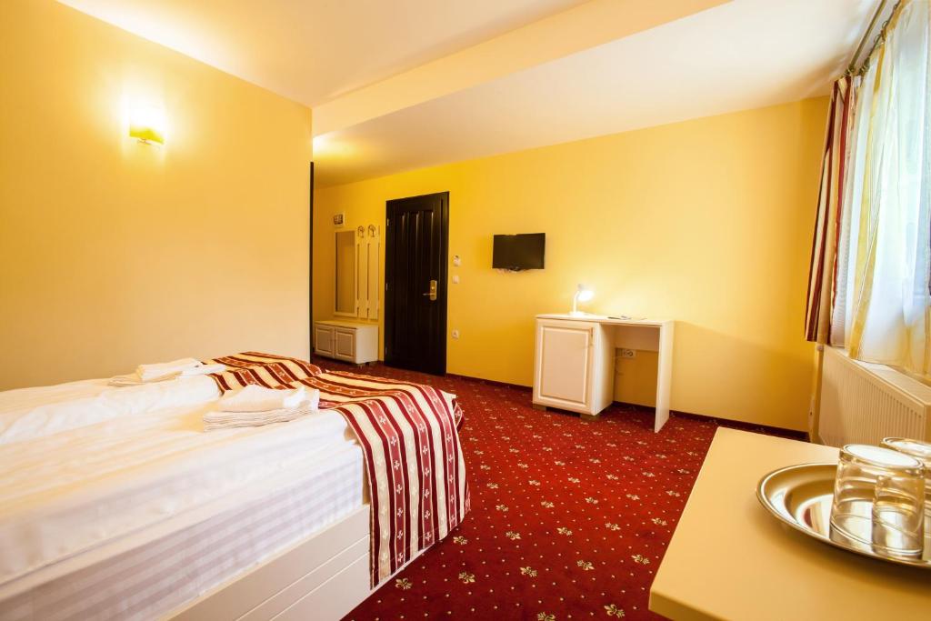 Postel nebo postele na pokoji v ubytování Extravagance Hotel