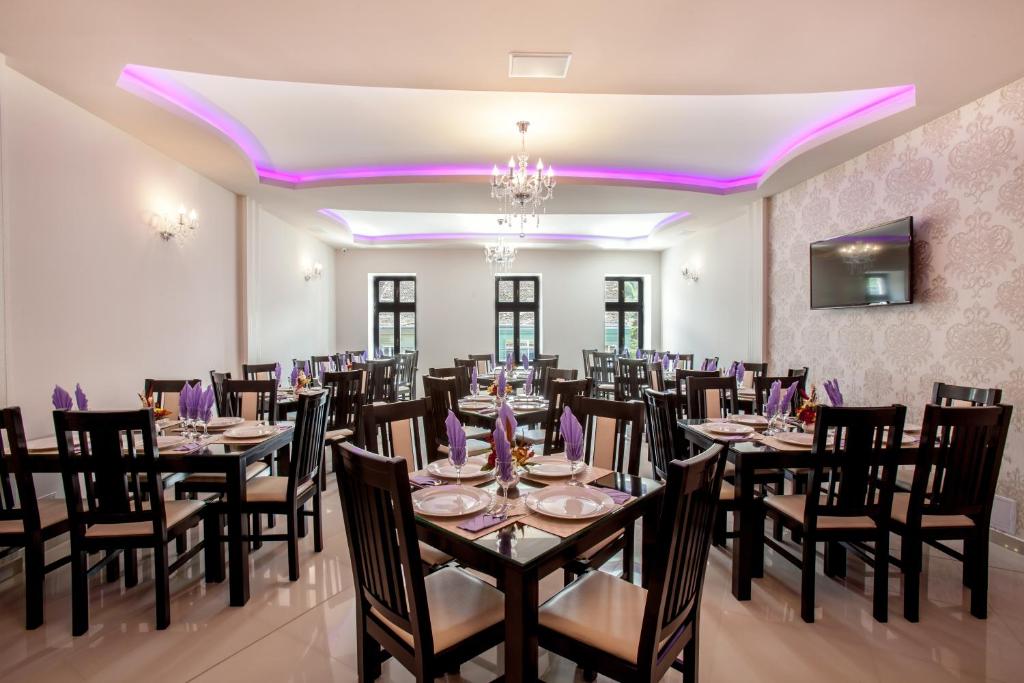 TV a/nebo společenská místnost v ubytování Extravagance Hotel