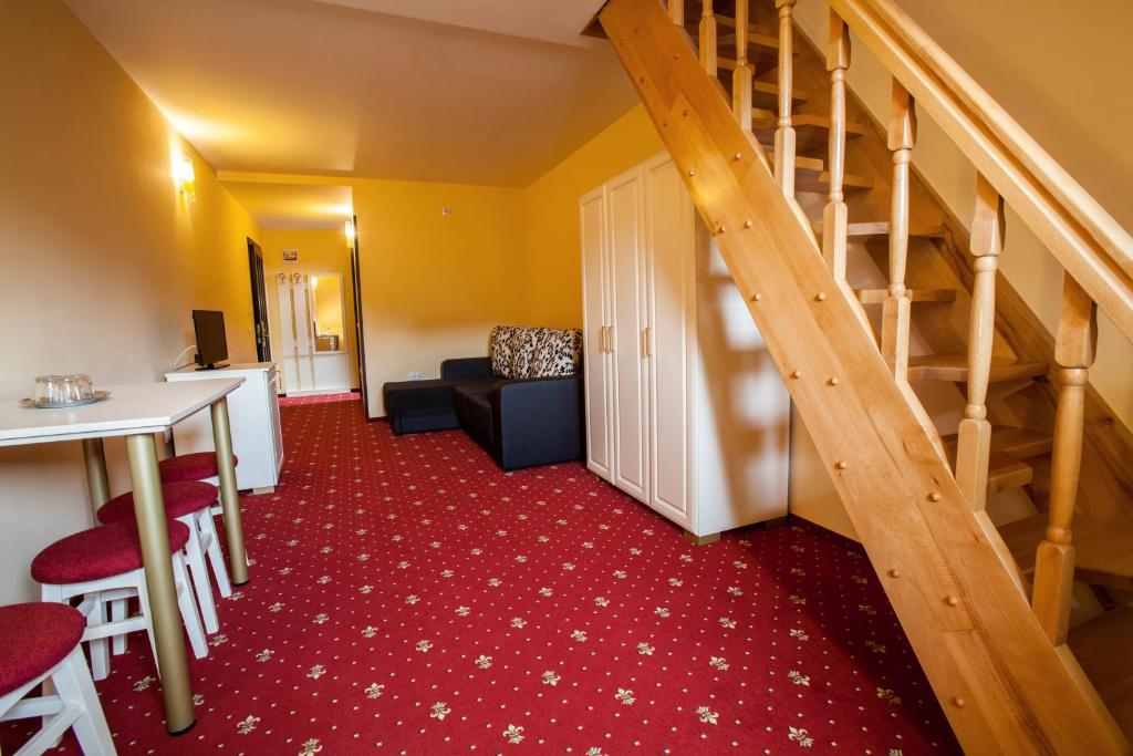 Posezení v ubytování Extravagance Hotel