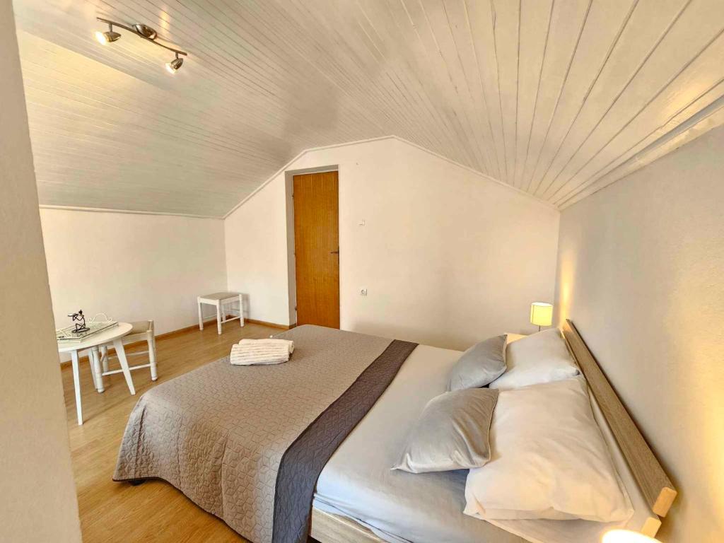 Ένα ή περισσότερα κρεβάτια σε δωμάτιο στο Apartment in Crikvenica 54629