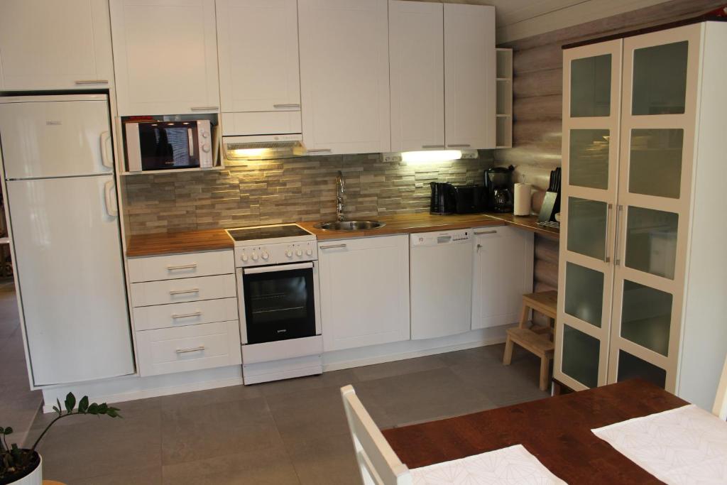 Kuchyň nebo kuchyňský kout v ubytování Pyhäkirnu Cottage