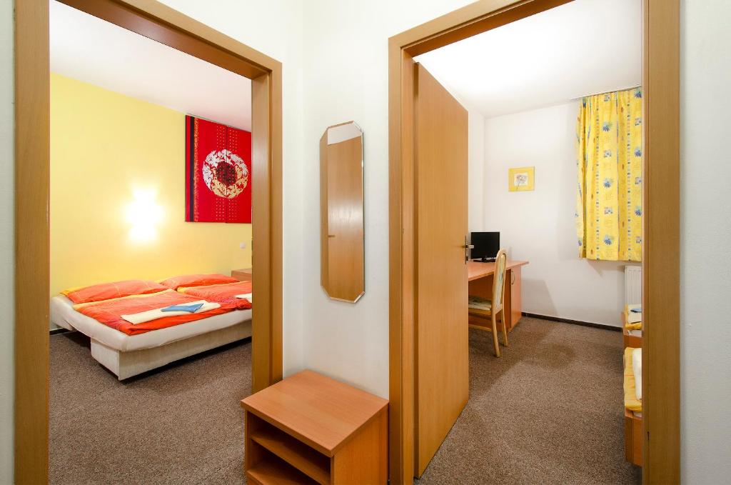 Postel nebo postele na pokoji v ubytování Hotel Imos