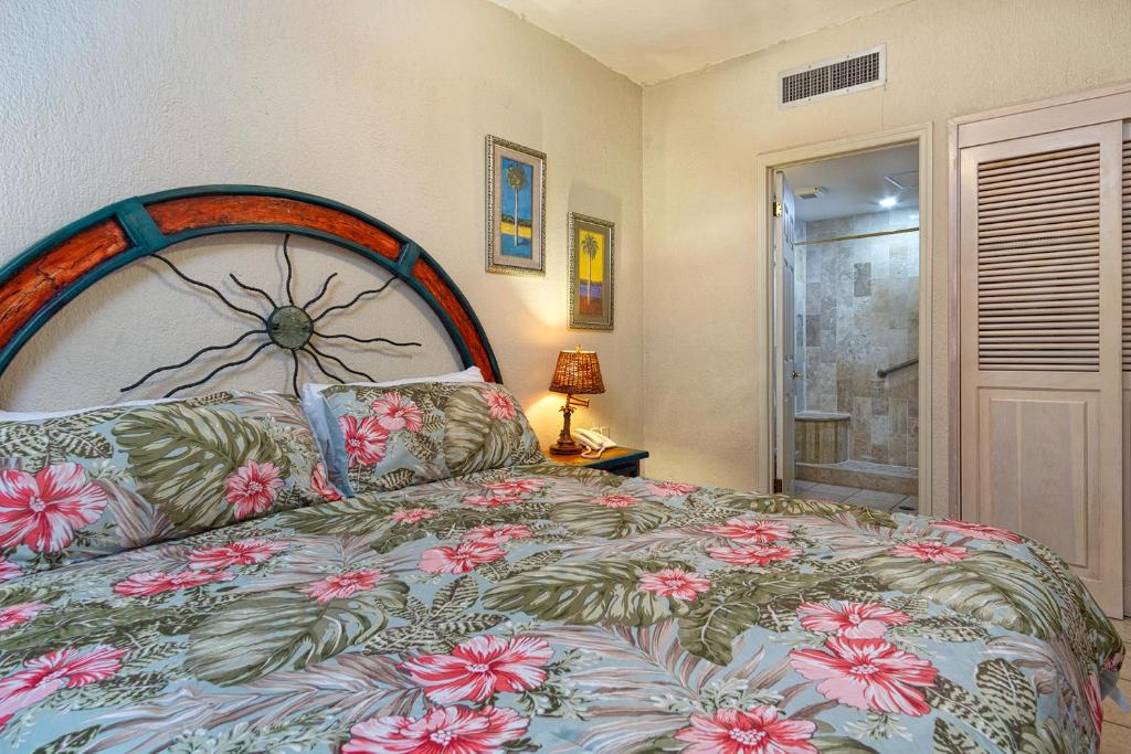 a bedroom with a large bed with flowers on it at Princesa De Penasco in Punta Penasco New
