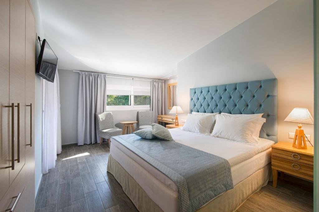 A bed or beds in a room at Albatros Hotel