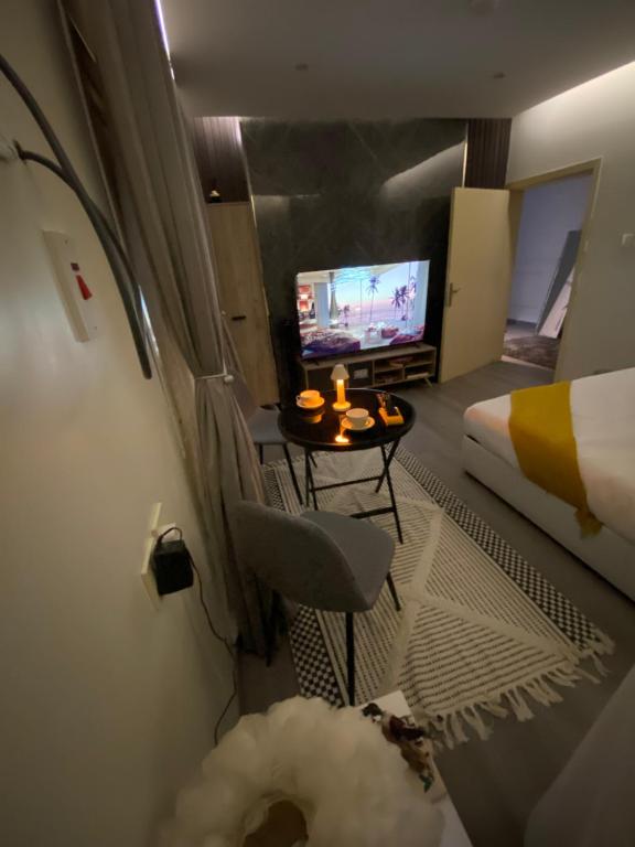 Μια τηλεόραση ή/και κέντρο ψυχαγωγίας στο بسمة الابداع