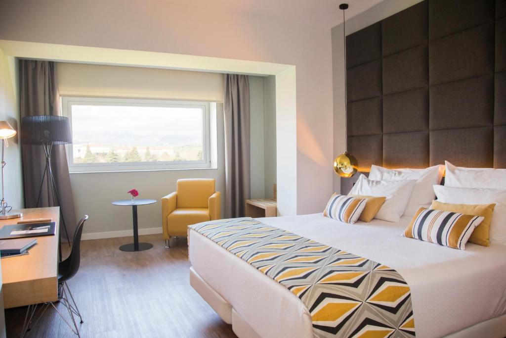 Postel nebo postele na pokoji v ubytování Hotel Tres Reyes Pamplona