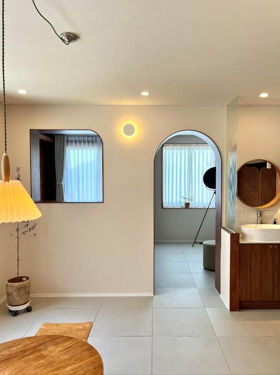a living room with a sink and a mirror at 영도 여는 in Busan