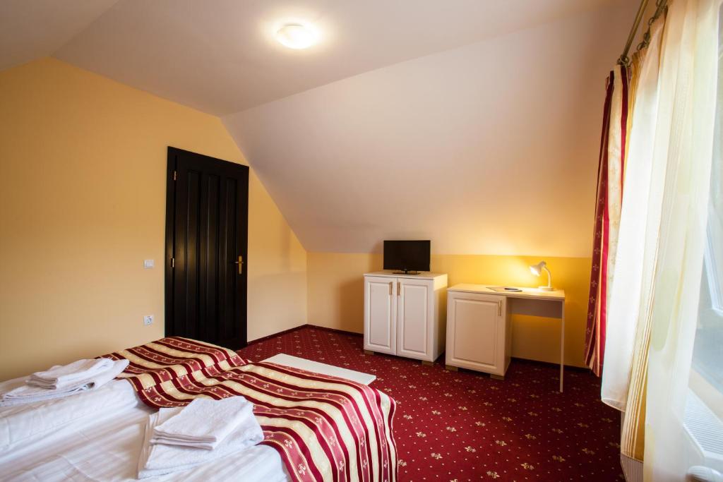 Postel nebo postele na pokoji v ubytování Extravagance Hotel