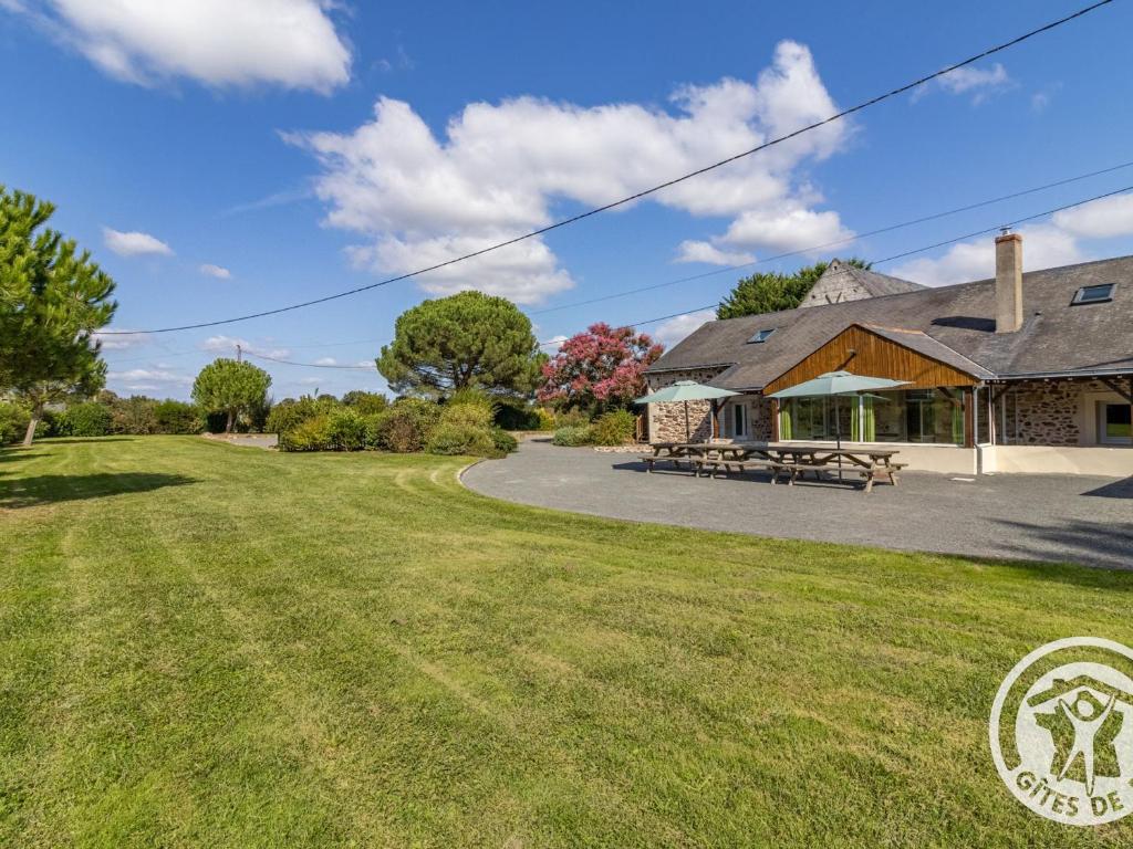 a picnic area in front of a building at Gîte spacieux de 8 chambres au cœur des vignes d'Anjou - FR-1-622-112 in Saint-Sulpice
