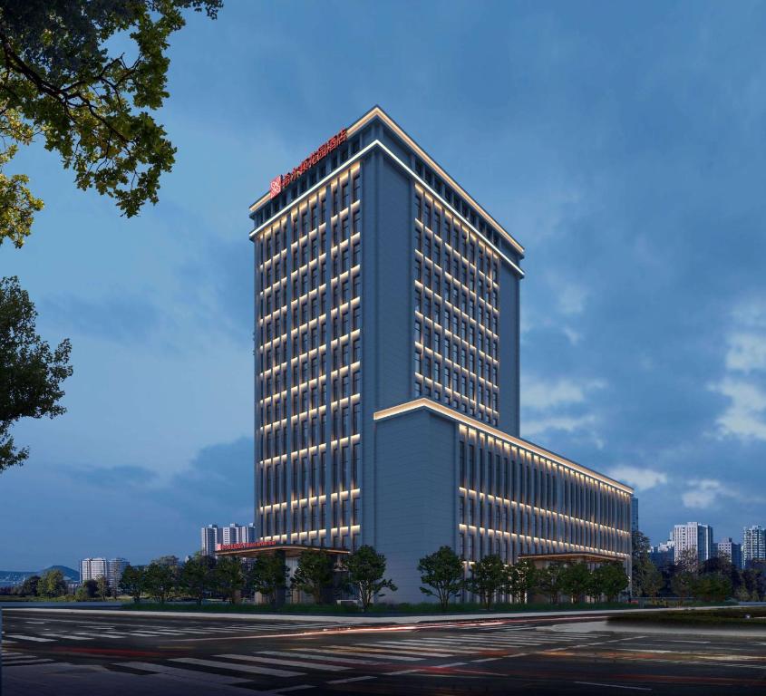 un edificio alto con muchas ventanas en Hilton Garden Inn Linyi Shangcheng, en Linyi
