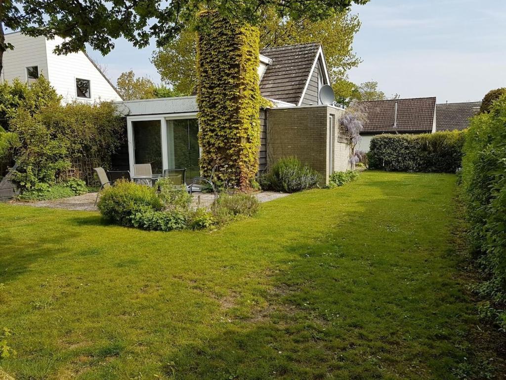 Κήπος έξω από το Quietly located holiday home in Zeeland