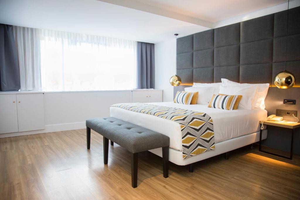 Postel nebo postele na pokoji v ubytování Hotel Tres Reyes Pamplona